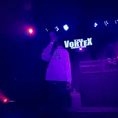 聆聽 Auxxk、觀看音樂影片、閱讀小傳、查看巡演日期等！