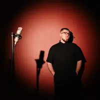 Luister naar undefined, bekijk muziekvideo's, lees de bio, bekijk de tourdata, en meer!