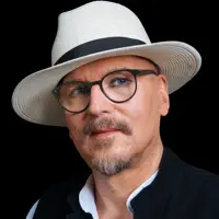 Ascolta undefined, guarda video musicali, leggi la biografia, vedi le date del tour & altro!