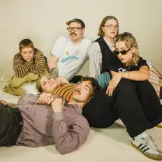 Teini-Pääを聴いたり、ミュージックビデオを鑑賞したり、経歴やツアー日程などを確認したりしましょう！