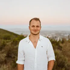 Escucha a Higgo, mira videos musicales, lee su biografía, consulta las fechas de las gira y más.