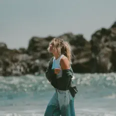 Luister naar Britt Nicole, bekijk muziekvideo's, lees de bio, bekijk de tourdata, en meer!