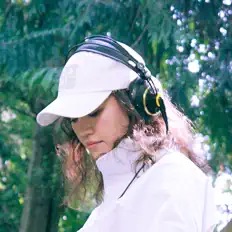 Laryssa Okada을(를) 듣고, 뮤직 비디오를 보고, 약력을 읽고, 투어 일정 등을 확인하세요!