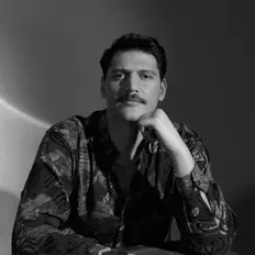 Osman Şahinを聴いたり、ミュージックビデオを鑑賞したり、経歴やツアー日程などを確認したりしましょう！