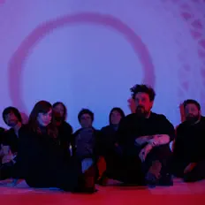 Heliconを聴いたり、ミュージックビデオを鑑賞したり、経歴やツアー日程などを確認したりしましょう！