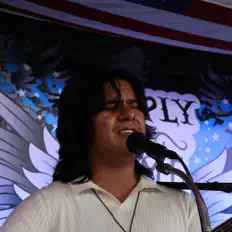 W4ELUを聴いたり、ミュージックビデオを鑑賞したり、経歴やツアー日程などを確認したりしましょう！