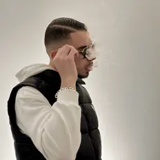 收听 7-WalKing、观看音乐视频、阅读小传、查看巡演日期等 ！