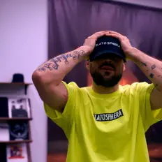 Escucha a Daffy, mira videos musicales, lee su biografía, consulta las fechas de las gira y más.