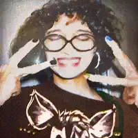 聆聽 undefined、觀看音樂影片、閱讀小傳、查看巡演日期等！