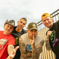 Ouça New Found Glory, assista a videoclipes, leia a biografia, veja as datas das turnês e mais!
