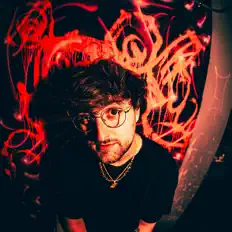 Dengarkan Reece Young, tonton video musik, baca bio, lihat tanggal tur & lainnya!