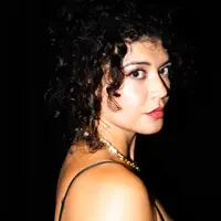 Ouve undefined, vê vídeos de música, lê a biografia, vê as datas da digressão e muito mais!