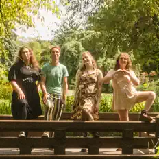 收听 The Briefly Gorgeous、观看音乐视频、阅读小传、查看巡演日期等 ！