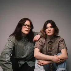 Ascolta Moira & Claire, guarda video musicali, leggi la biografia, vedi le date del tour & altro!