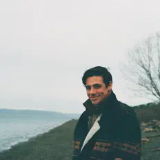 Døvを聴いたり、ミュージックビデオを鑑賞したり、経歴やツアー日程などを確認したりしましょう！