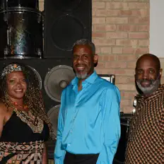 收听 ASCENDANT、观看音乐视频、阅读小传、查看巡演日期等 ！