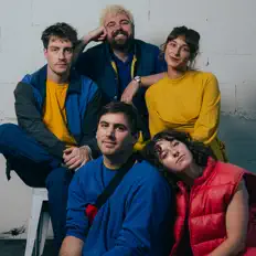 Ouve Friends Friends, vê vídeos de música, lê a biografia, vê as datas da digressão e muito mais!
