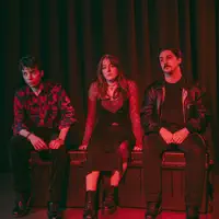 聆聽 undefined、觀看音樂影片、閱讀小傳、查看巡演日期等！