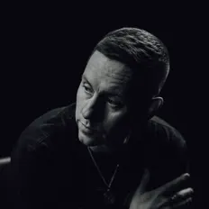 Hör dir Factor Chandelier an, schau dir Musikvideos an, lies die Biografie, finde Tourdaten und mehr!