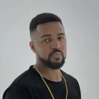 Écoutez undefined, regardez des vidéoclips, lisez la biographie, consultez les dates de tournée et plus encore !
