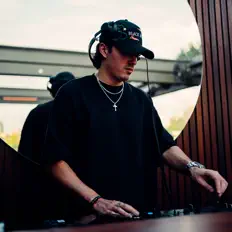 Posłuchaj wykonawcy EIZA, obejrzyj teledyski, przeczytaj biografię, zobacz daty tras koncertowych i nie tylko!