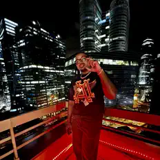 Poslechněte si interpreta Grady, sledujte hudební videa, přečtěte si životopis, podívejte se na data turné a další informace.