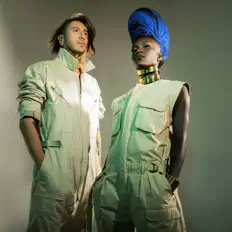 Ouve BIGGER THAN US, vê vídeos de música, lê a biografia, vê as datas da digressão e muito mais!