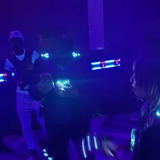 00Chopを聴いたり、ミュージックビデオを鑑賞したり、経歴やツアー日程などを確認したりしましょう！