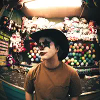 聆聽 undefined、觀看音樂影片、閱讀小傳、查看巡演日期等！