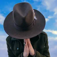 undefinedを聴いたり、ミュージックビデオを鑑賞したり、経歴やツアー日程などを確認したりしましょう！