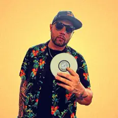 Listen to Decomicio, watch music videos, read bio, see tour dates & more!