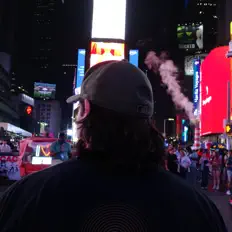 Fazoを聴いたり、ミュージックビデオを鑑賞したり、経歴やツアー日程などを確認したりしましょう！