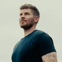 Écoutez undefined, regardez des vidéoclips, lisez la biographie, consultez les dates de tournée et plus encore !