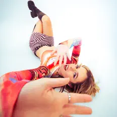 收听 Lucy Lorenne、观看音乐视频、阅读小传、查看巡演日期等 ！