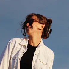 Posłuchaj wykonawcy Delaney Rivera, obejrzyj teledyski, przeczytaj biografię, zobacz daty tras koncertowych i nie tylko!