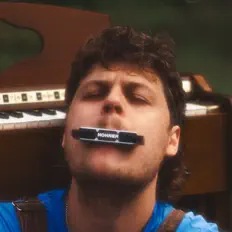 Poslechněte si interpreta Simon Kearney, sledujte hudební videa, přečtěte si životopis, podívejte se na data turné a další informace.