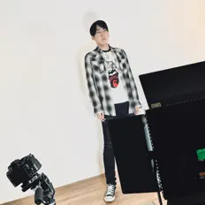 Hör dir TAKES an, schau dir Musikvideos an, lies die Biografie, finde Tourdaten und mehr!