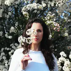 Dengarkan Marie Hines, tonton video musik, baca bio, lihat tanggal tur & lainnya!