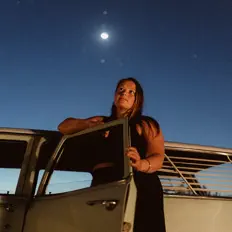 Écoutez MADDY MAY, regardez des vidéoclips, lisez la biographie, consultez les dates de tournée et plus encore !