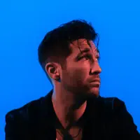 聆聽 undefined、觀看音樂影片、閱讀小傳、查看巡演日期等！