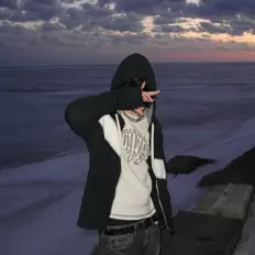 schraderを聴いたり、ミュージックビデオを鑑賞したり、経歴やツアー日程などを確認したりしましょう！