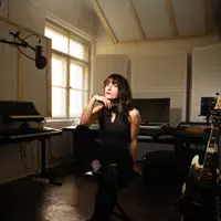 Escucha a undefined, mira videos musicales, lee su biografía, consulta las fechas de las gira y más.