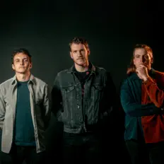 Poslechněte si interpreta Cold Weather Company, sledujte hudební videa, přečtěte si životopis, podívejte se na data turné a další informace.