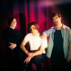 Merciを聴いたり、ミュージックビデオを鑑賞したり、経歴やツアー日程などを確認したりしましょう！