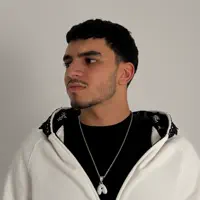 Poslechněte si interpreta undefined, sledujte hudební videa, přečtěte si životopis, podívejte se na data turné a další informace.