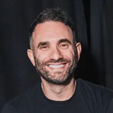 Hör dir Aaron Karo an, schau dir Musikvideos an, lies die Biografie, finde Tourdaten und mehr!
