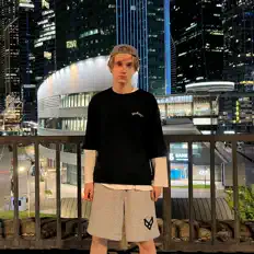 vomodbabe सुनें, म्यूज़िक वीडियो देखें, बायो पढ़ें, दौरे की तारीखें और बहुत कुछ देखें!