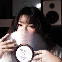 undefined dinle, müzik videolarını izle, biyografisini oku, tur tarihlerini ve daha fazlasını gör!