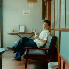 Ouve Mugi, vê vídeos de música, lê a biografia, vê as datas da digressão e muito mais!