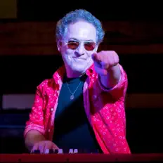 收听 Armen Chakmakian、观看音乐视频、阅读小传、查看巡演日期等 ！